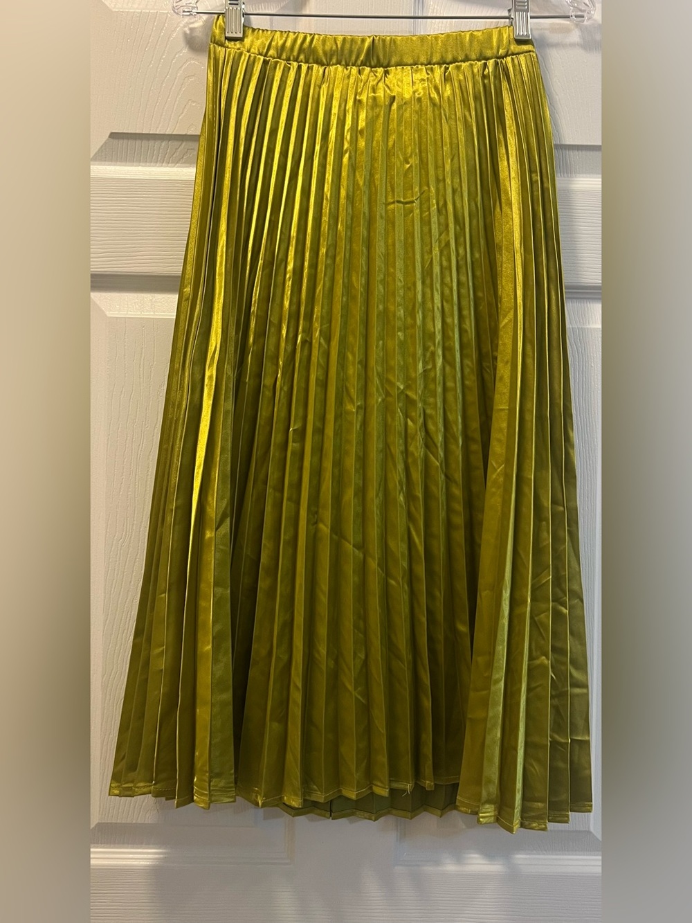 Haute Monde Pleated Midi Skirt in Chartreuse, Size Small.